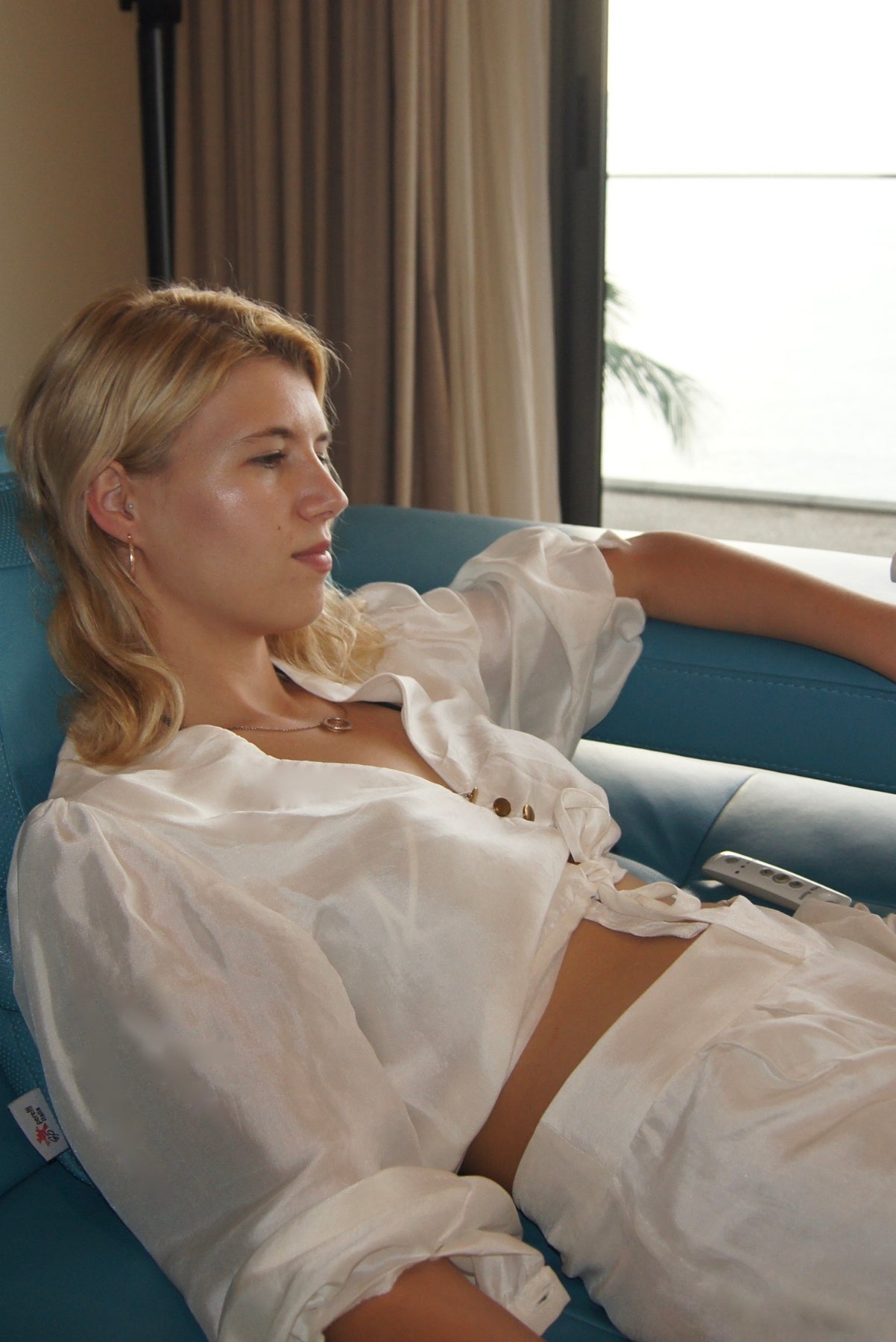 Altın Düğmeli Beyaz İpek Bluz