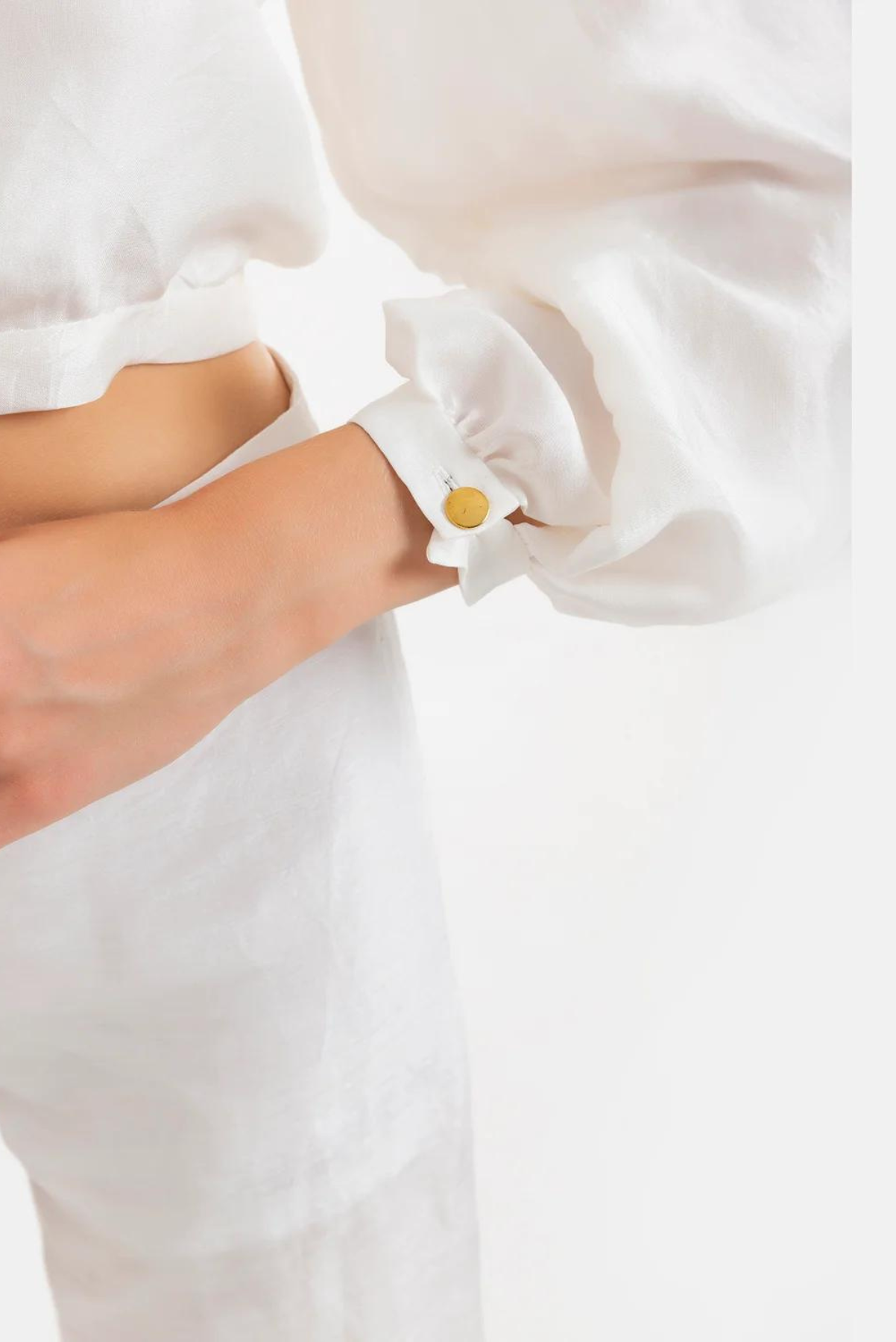 Altın Düğmeli Beyaz İpek Bluz