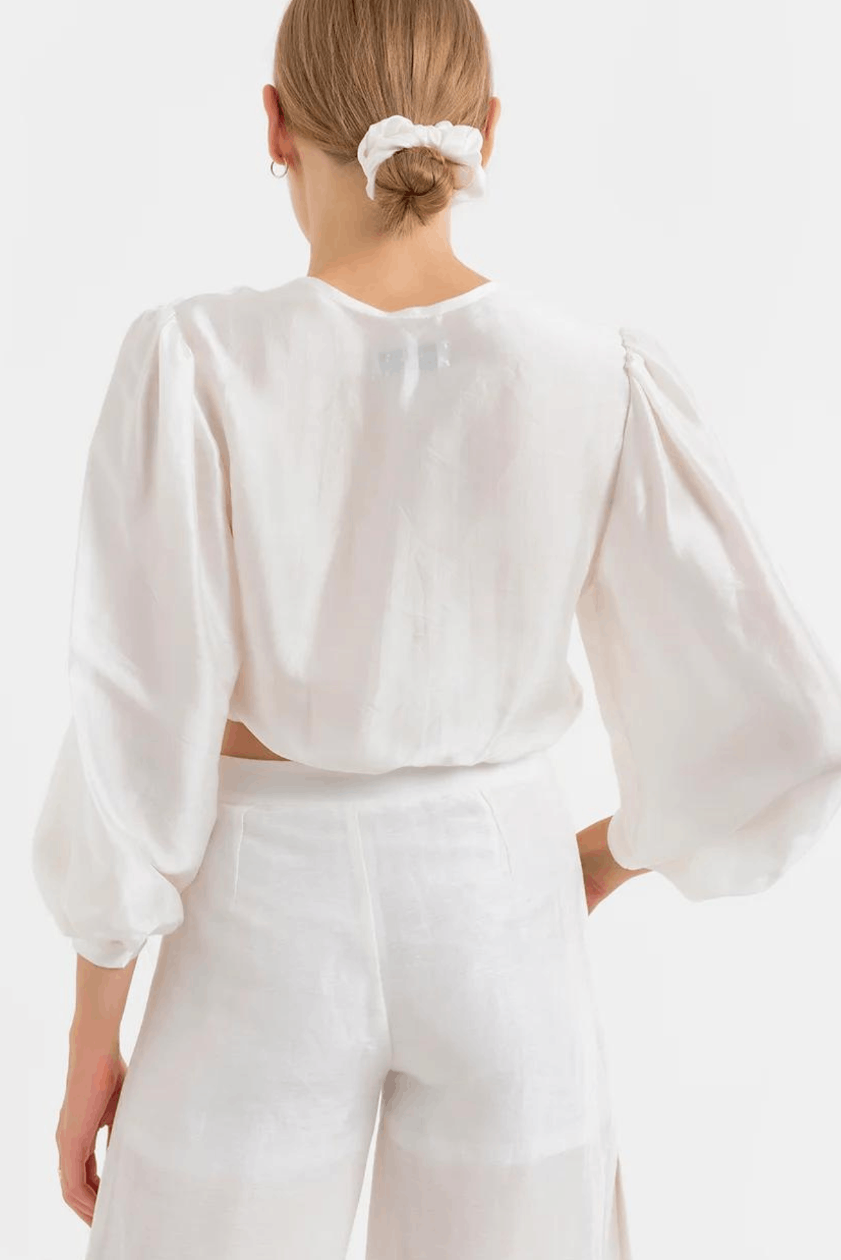 Altın Düğmeli Beyaz İpek Bluz