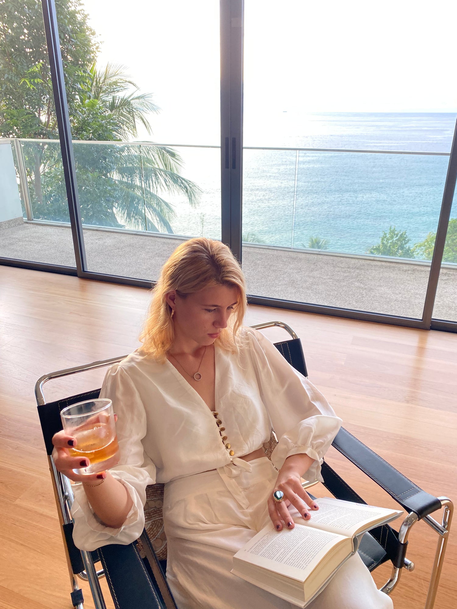 Altın Düğmeli Beyaz İpek Bluz