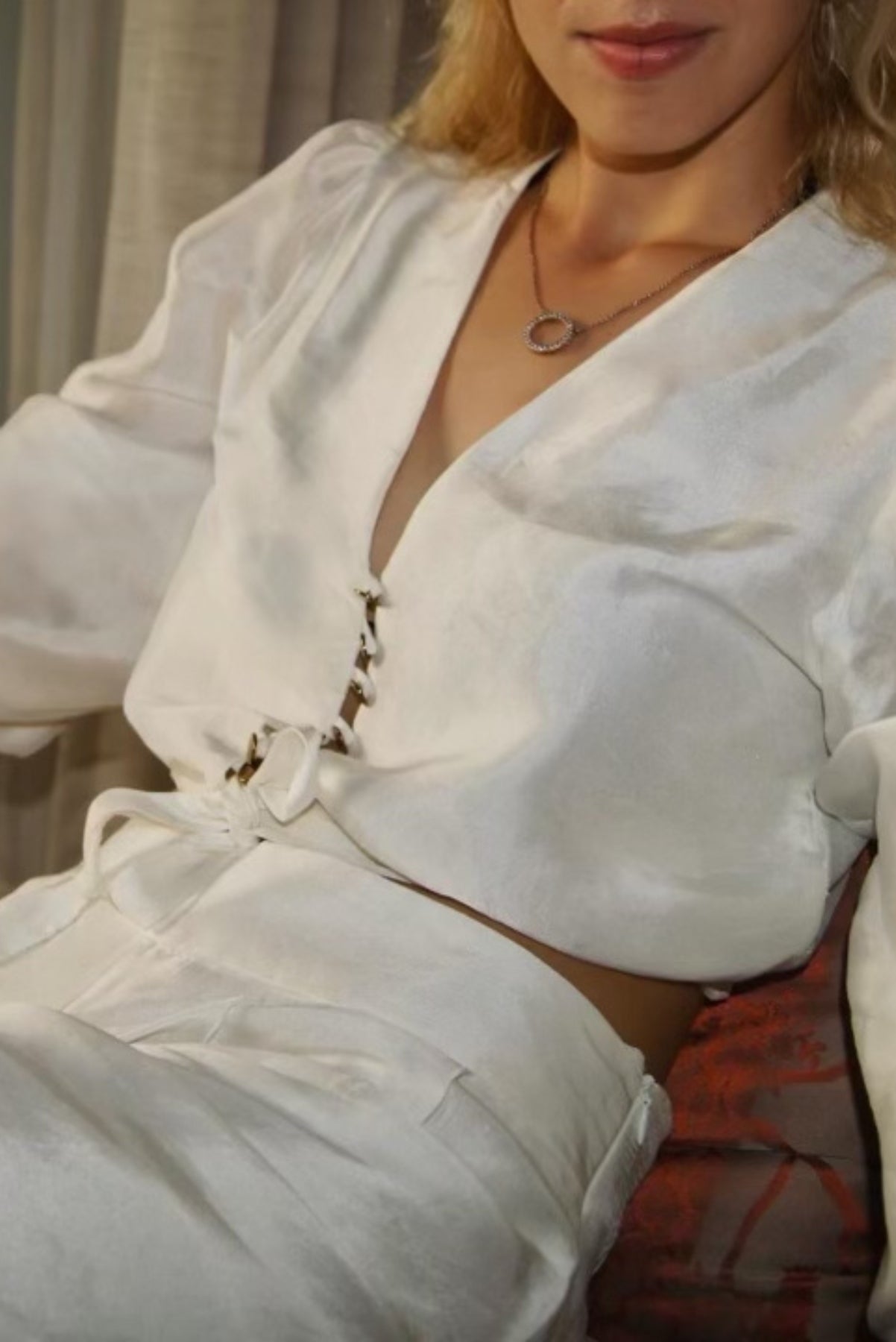 Altın Düğmeli Beyaz İpek Bluz