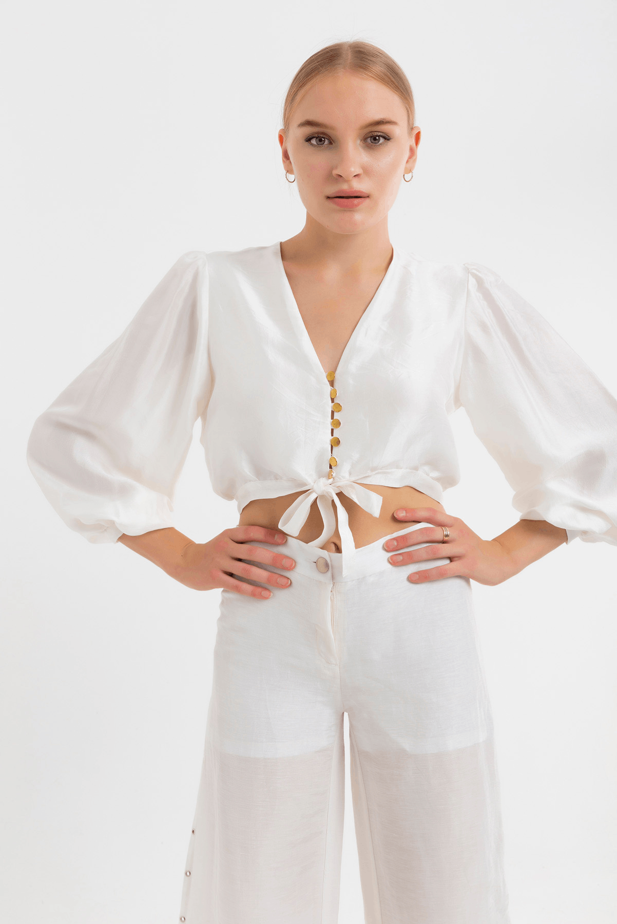 Altın Düğmeli Beyaz İpek Bluz