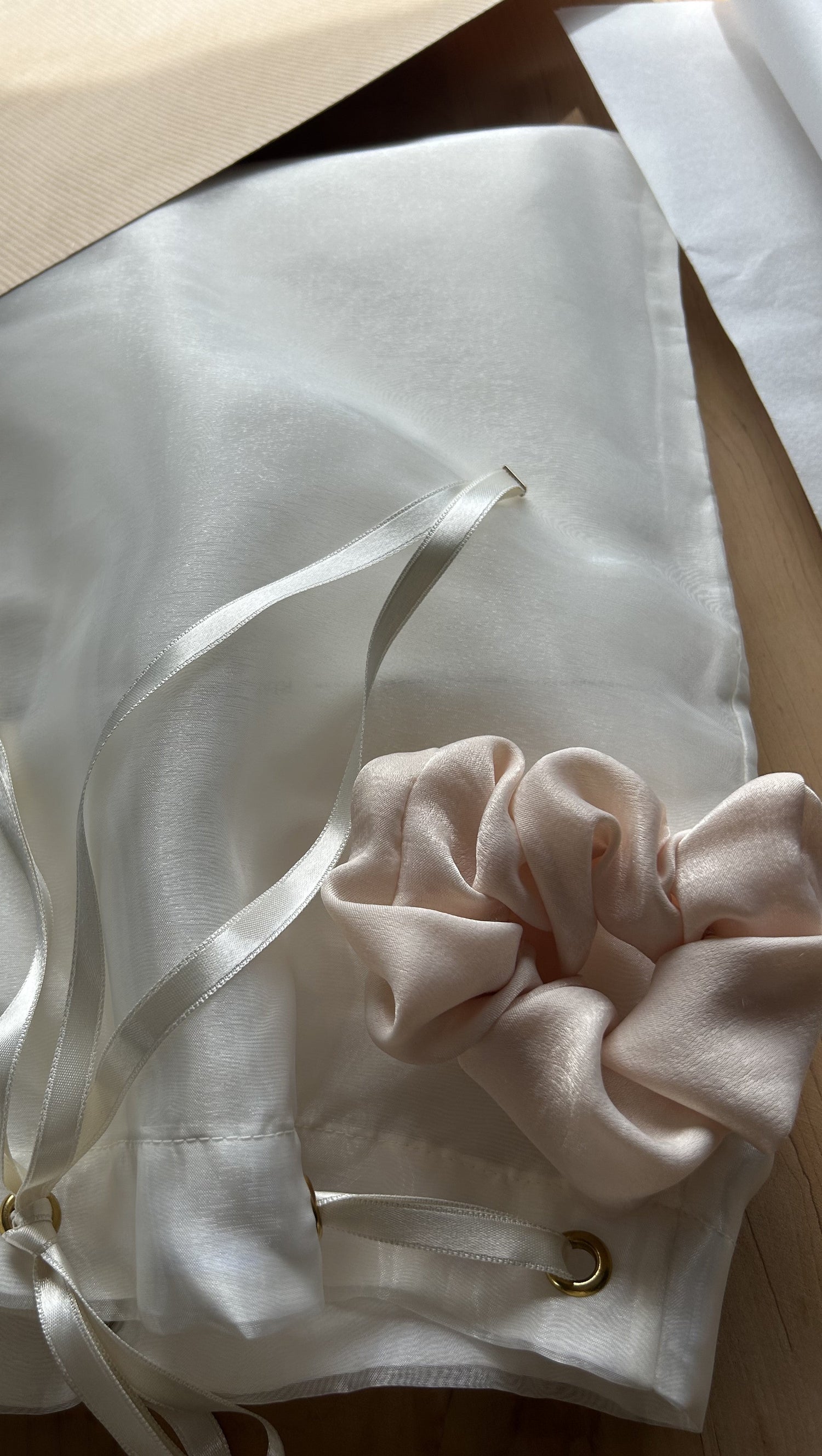 Altın Düğmeli Beyaz İpek Bluz